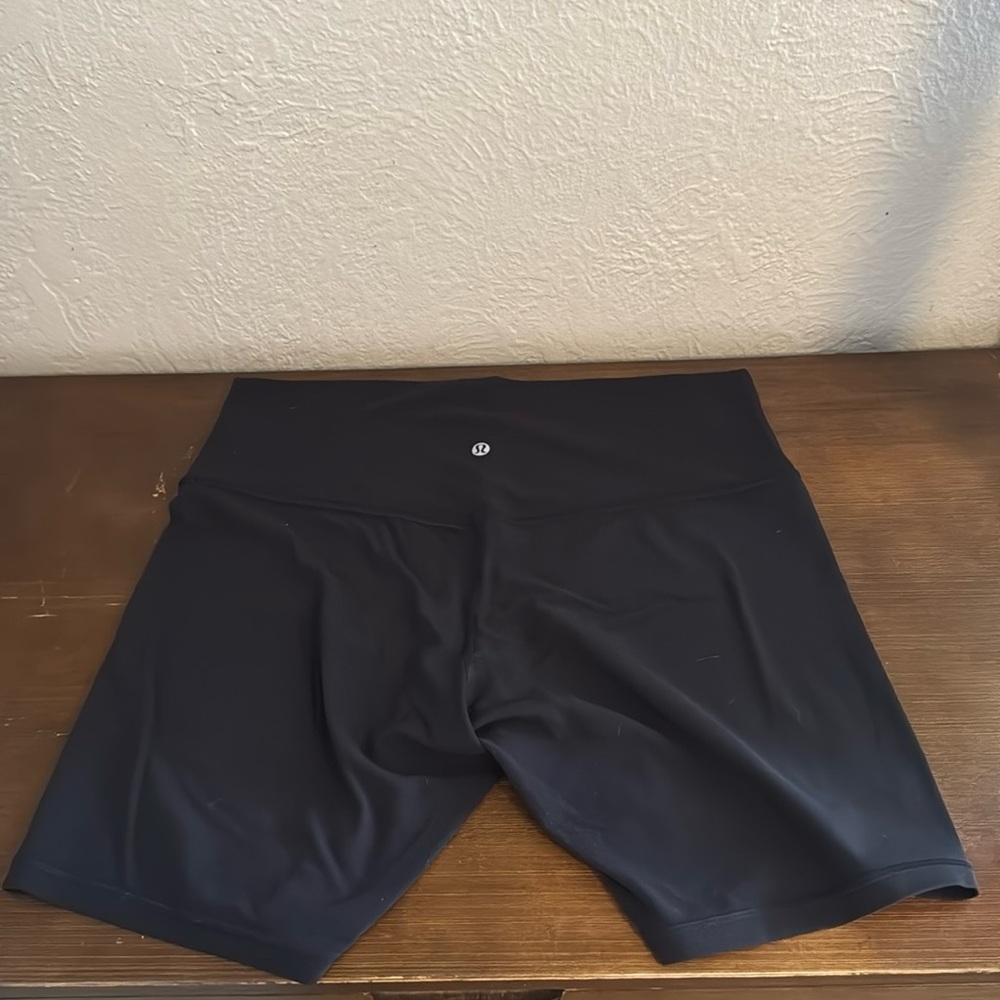 Black Lululemon Align short 8”